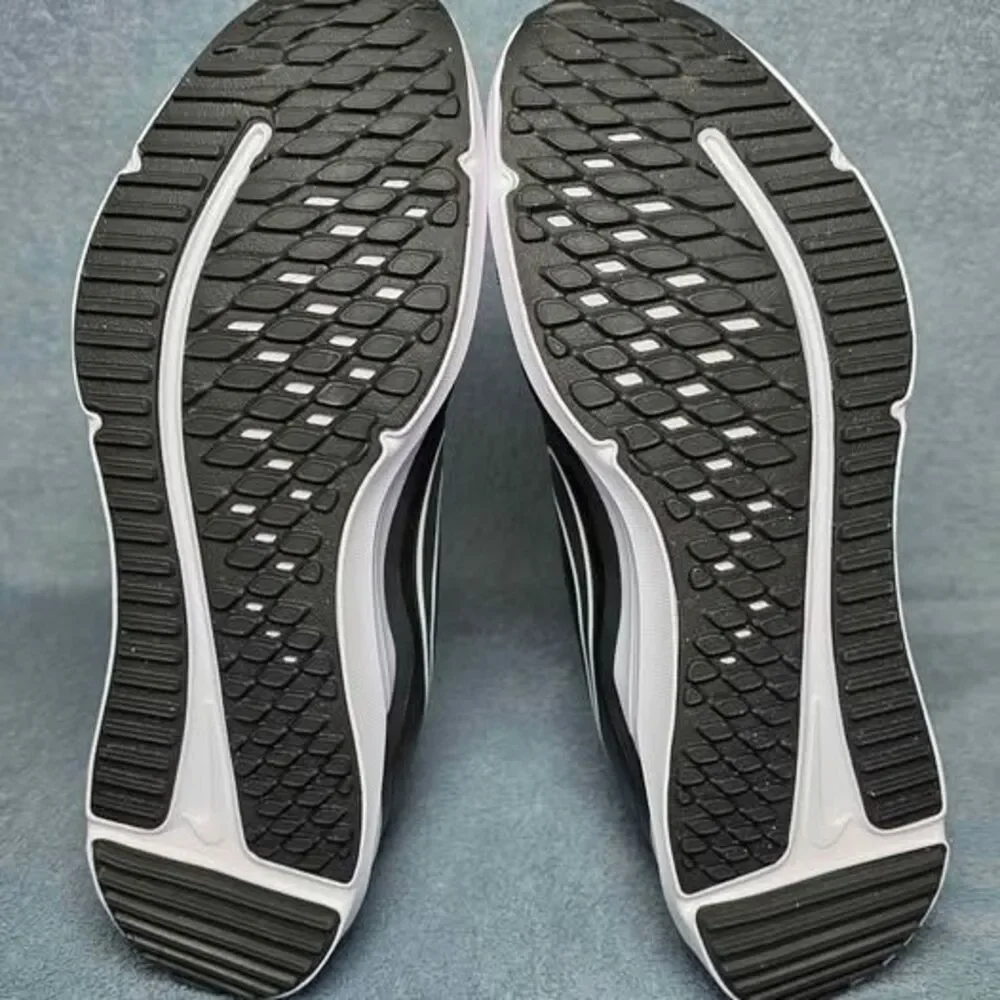 Nike Cosmic Runner Road Running Shoes Black White Size Boys 7y or Womens 8.5